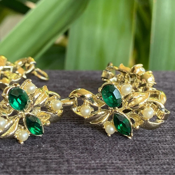 Ornate Emerald and Faux Pearl Gold Tone Victorian Inspired Bracelet - Picture 10 of 13